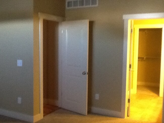 Building Photo - 3 BEDROOM, 2.5 BATHROOM SADDLE RIDGE TWINHOME