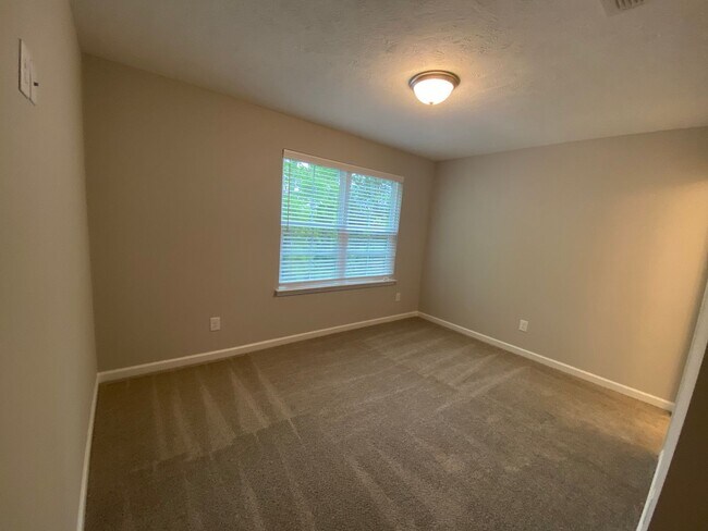 Building Photo - 3 BD 3.5 BA 1 Car Garage Great Location Li...