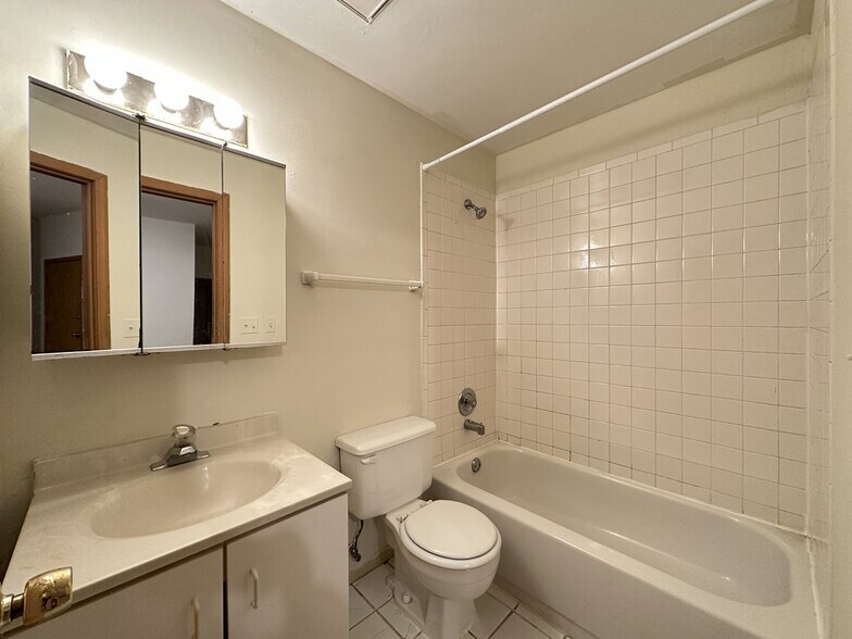 Building Photo - 634 W Barry Ave