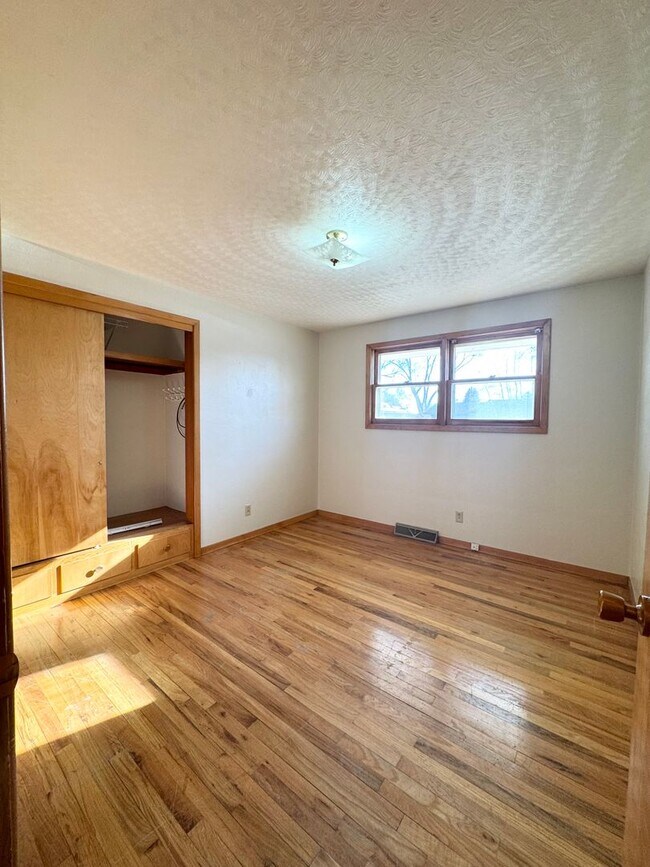 Building Photo - 5 bed 2 bath ranch with finished basement ...