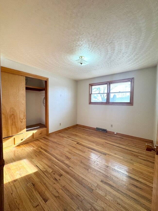 Building Photo - 5 bed 2 bath ranch with finished basement in Loveland