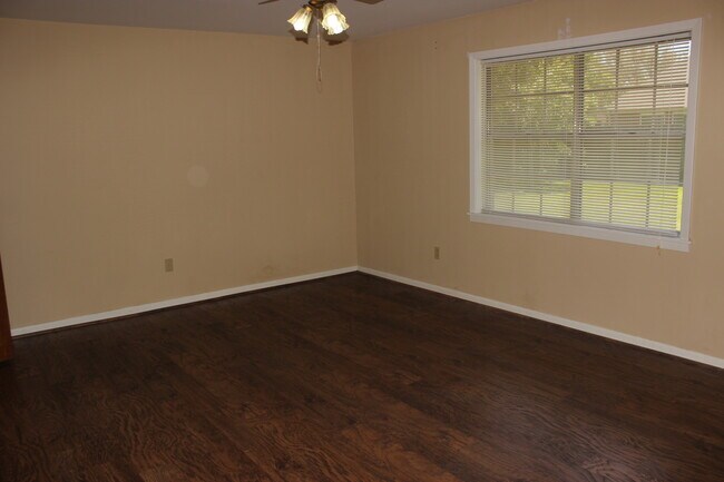 Building Photo - 881 High Oaks Dr