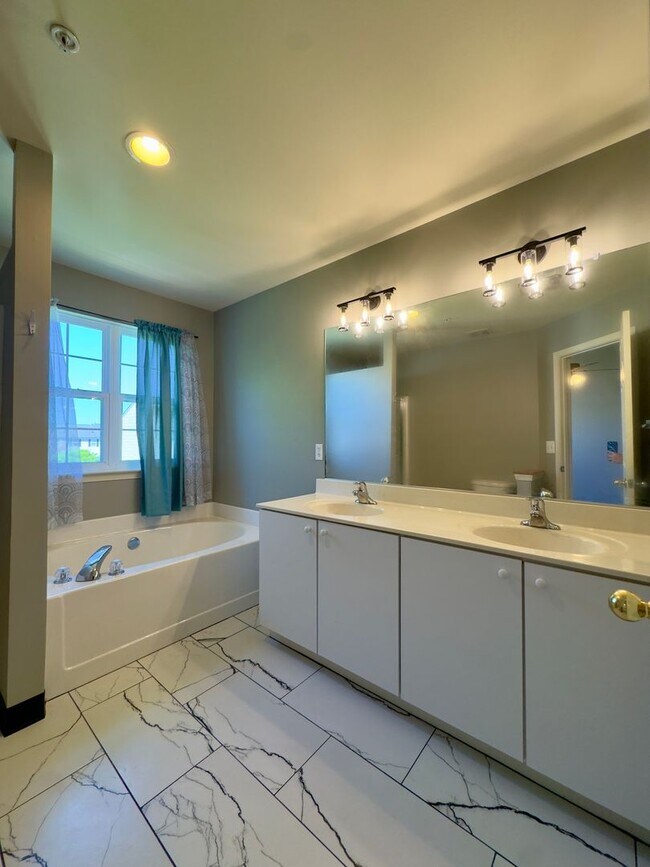 Building Photo - Charming and Stylish Living in a 3Bed/3Bat...