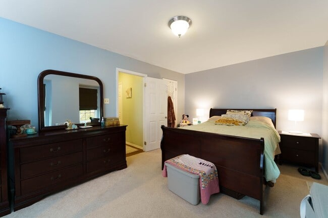 Building Photo - This 3 Bed 2.5 Bath Burke, VA Townhome is a Must See!