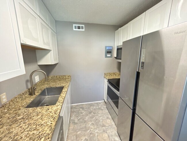 Building Photo - Hampton Hills Condo