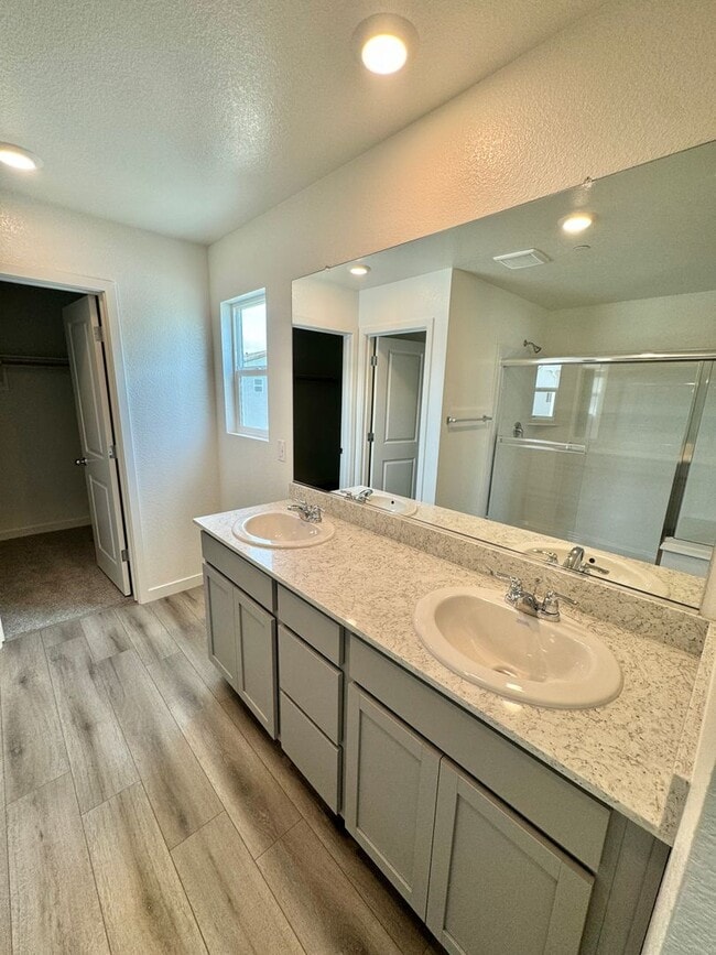 Building Photo - FOUR-FIVE/OFFICE BEDROOM THREE BATHROOM SEE VIDEO