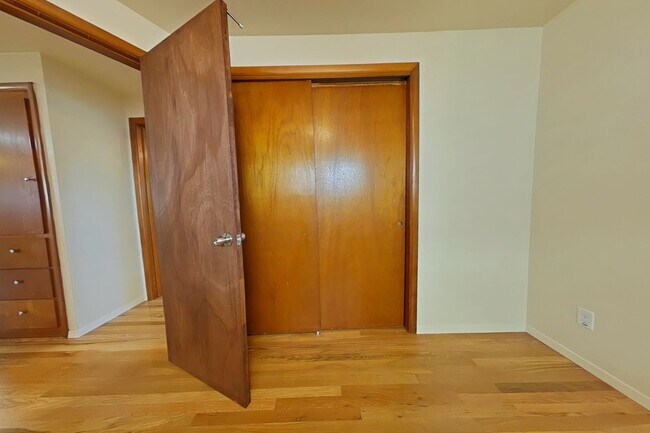Building Photo - 2 Bedroom Duplex ~ Close to Campus