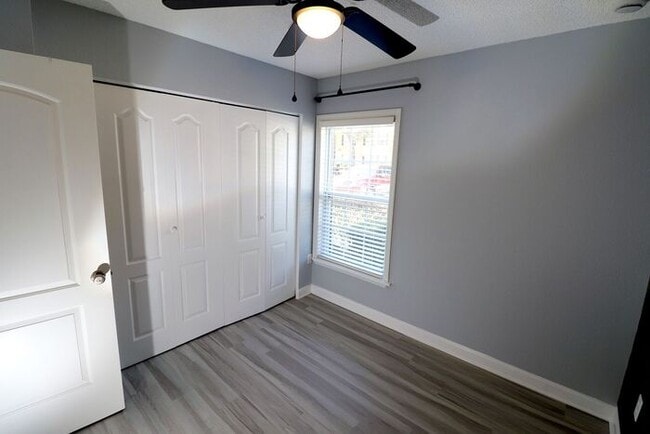Building Photo - Newly renovated first floor condo! 2 bedrooms