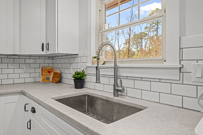 Building Photo - 6115 Gondolier Dr