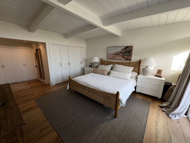 Building Photo - Great private location from this Fully ren...