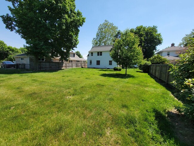 Building Photo - Large 4 bed, 1.5 bath, Over 2,000 square feet.