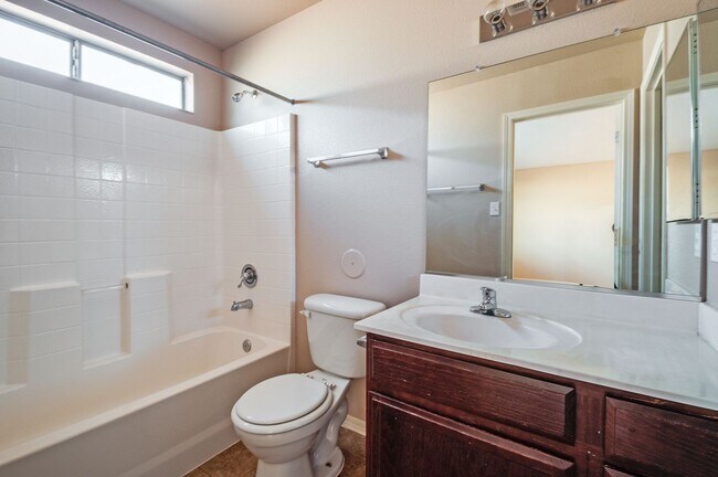 Building Photo - Amazing and Spacious Single Story 3 BR 2 BA!