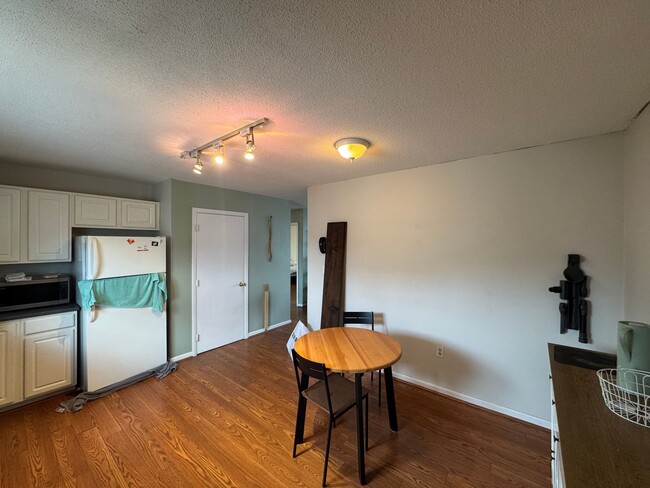 Building Photo - 2 Bed 1 Bath