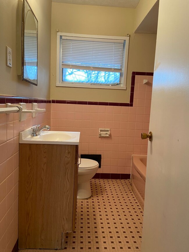 Building Photo - **ON HOLD**3 Bedroom / 1 Bathroom Home for...