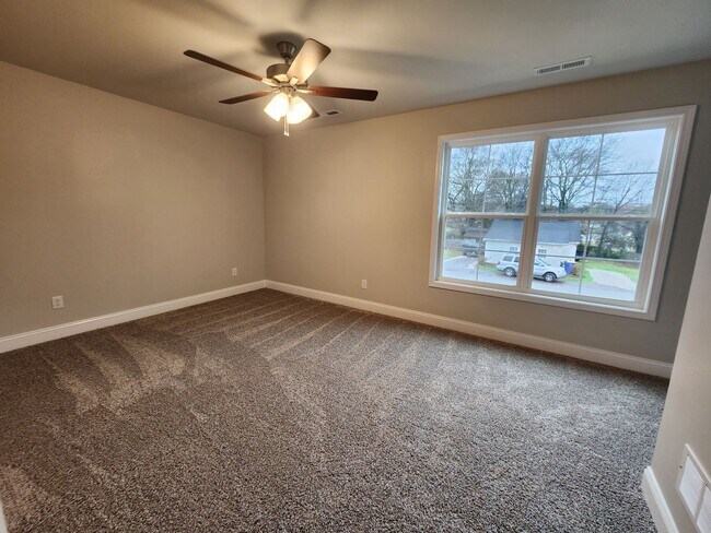 Building Photo - 5 Bedroom 2 Bathroom Home for Rent close t...