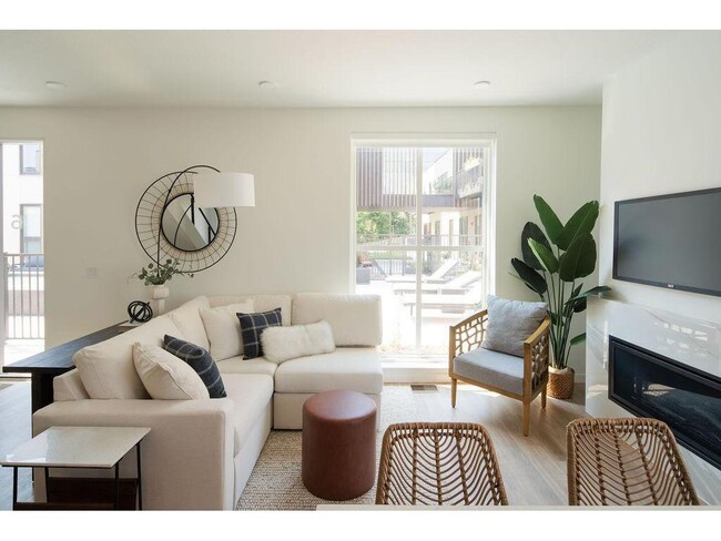 Building Photo - 7 West Dr