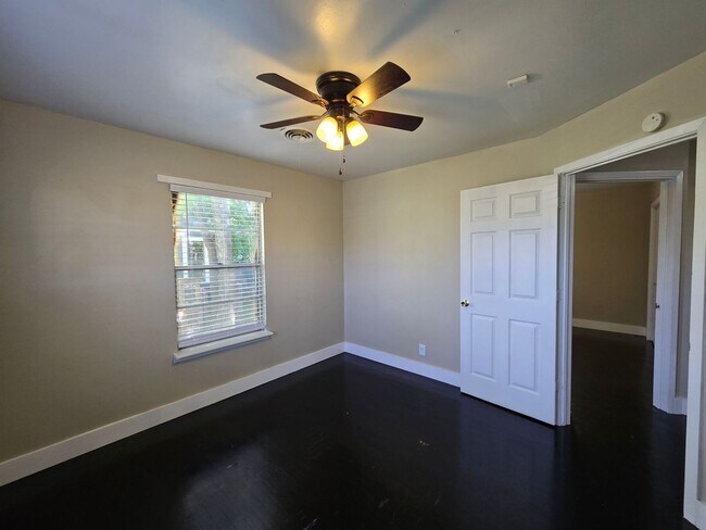 Building Photo - 208 W Anderson Ave