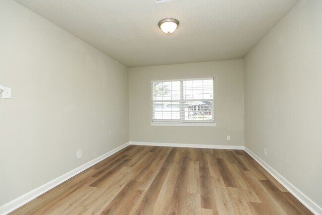 Building Photo - 631 Edgebrook Dr