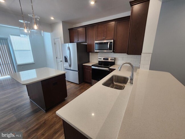 Building Photo - 477 Husky Trl