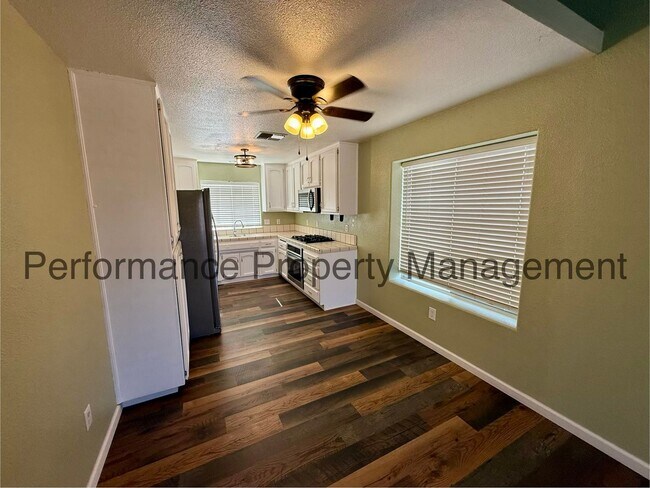 Building Photo - Updated 3 Bed/2 Bath Taft Home w/ Pool, Solar & $0 Deposit Option