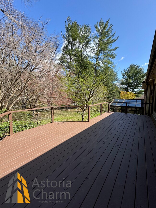 Building Photo - Spacious 5 Bedroom 3 Bath + Den Single Family Detached Home