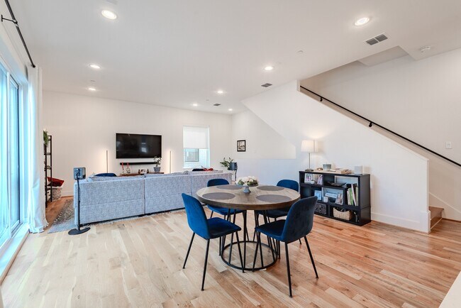 Building Photo - 3 Bed 3 Bath Townhome - Gated Community & Downtown Views! Lower Greenville area