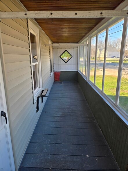 Building Photo - 521 Riverside Dr