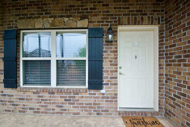 Building Photo - Downtown Auburn Living on West Glenn – Wal...