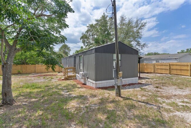Building Photo - 33514 Luana Ct