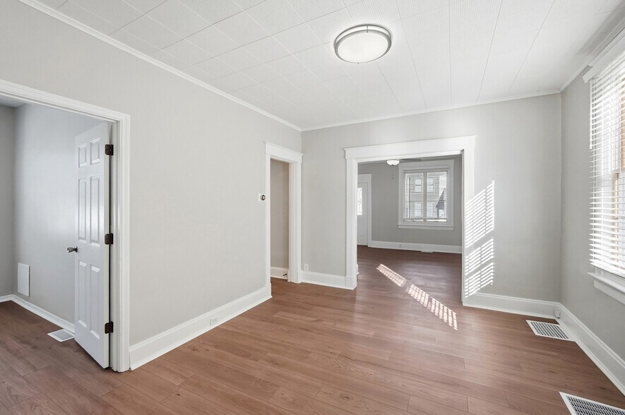 Building Photo - 2905 Robertson Ave