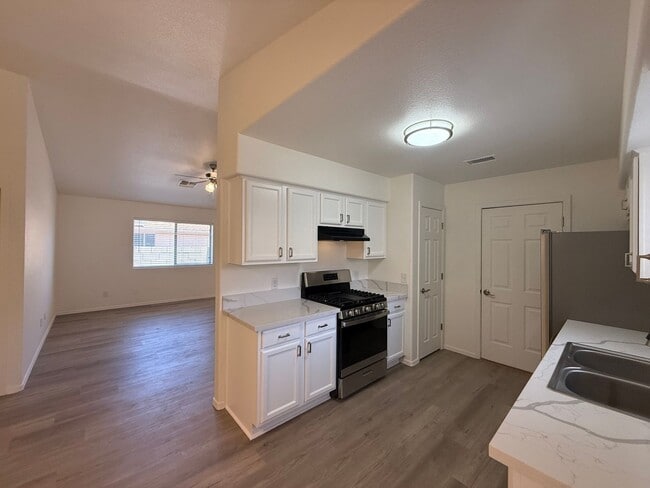 Building Photo - 3 Bedroom 2 Bathroom Home