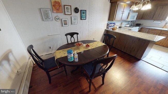 Building Photo - 415 E Flora St