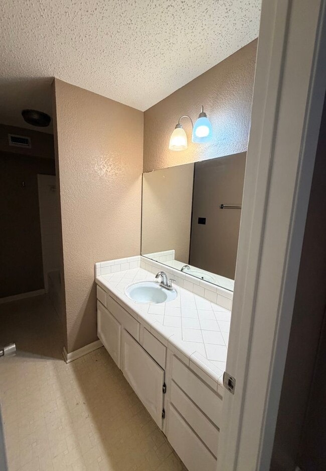 Building Photo - Don't miss out! Large 2/2 apartment