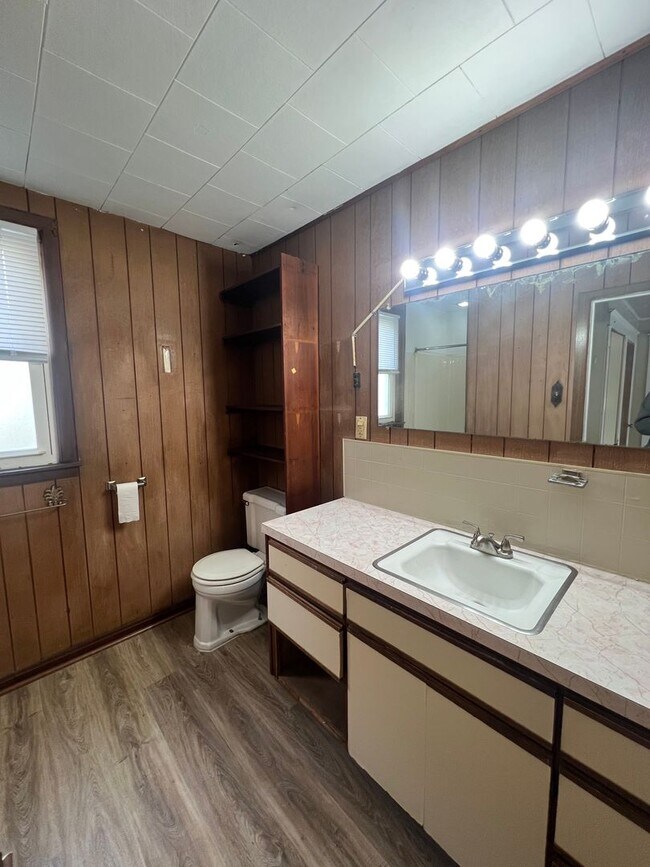 Building Photo - Spacious 4 Bedroom Southside Holland