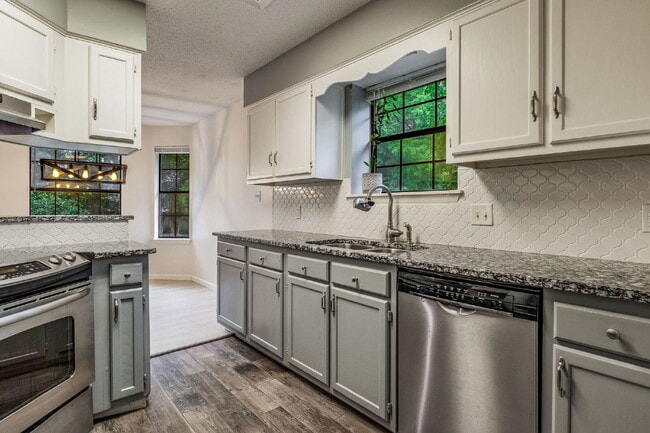 Building Photo - 2241 Prytania Cir