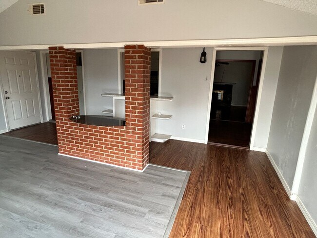 Building Photo - 5 Bedrooms Near Downtown!