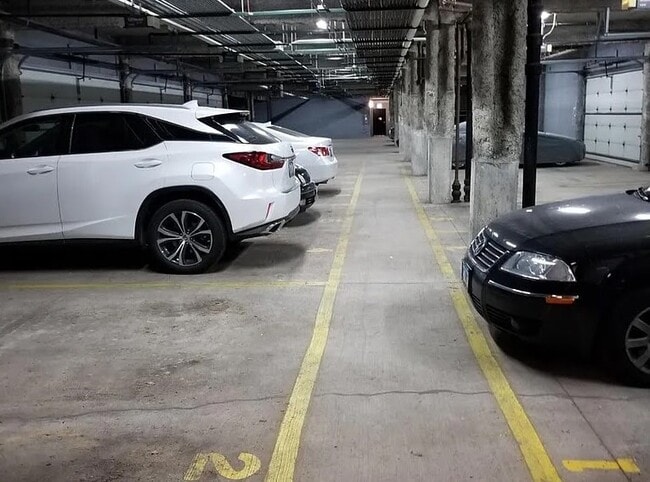 Building Photo - 3944 N Claremont Ave