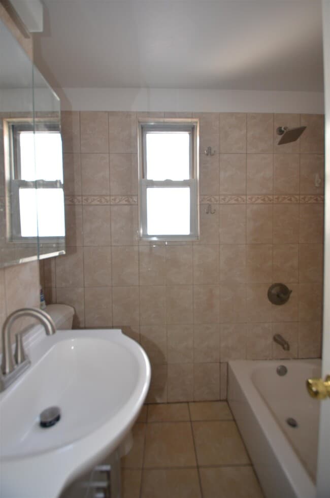 Building Photo - 211 Duncan Ave