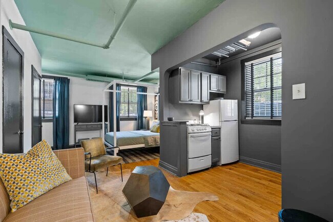 Primary Photo - 1421 W Addison St