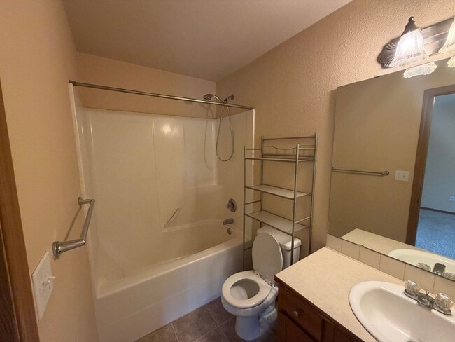 Building Photo - Beautiful 3 bedroom in Spanaway WA - Apply Today!