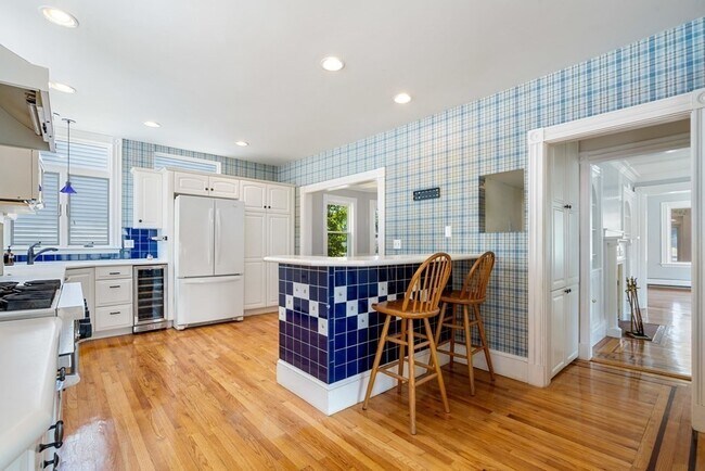 Building Photo - 68 Elm St