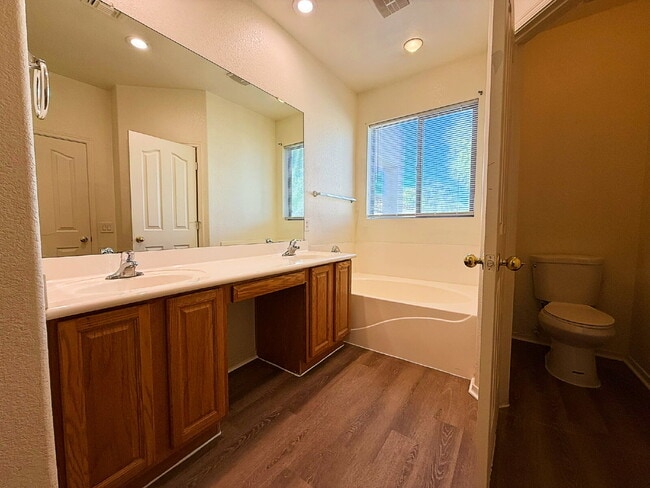 Building Photo - "Charming 3-Bed, 2-Bath Oasis with 1,430 Sq Ft in Phoenix's Heart!"