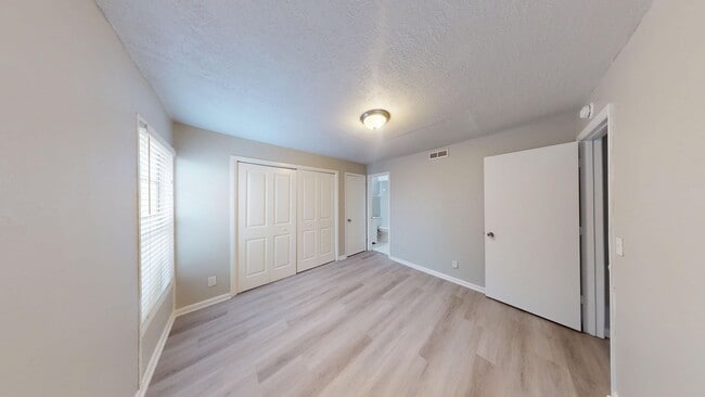 Building Photo - Spacious 1Bed/ 1Bath in Riverside   ** 1St Floor & Water Included **