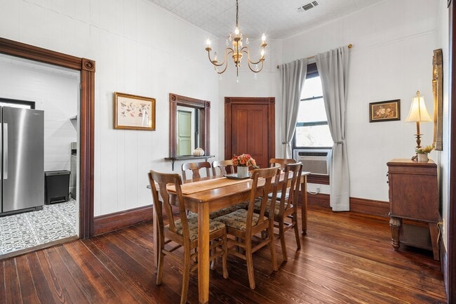 Building Photo - 676 S Waco St