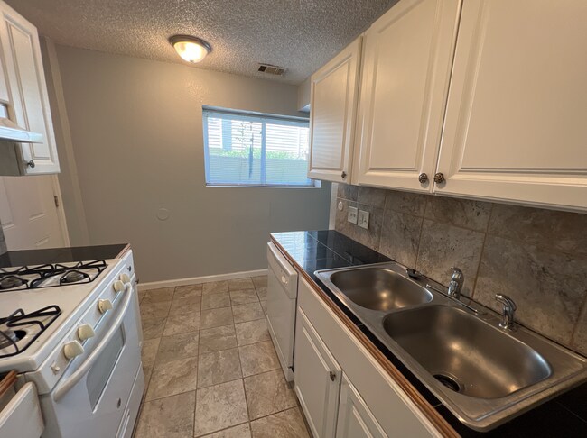 Building Photo - Garden Level Studio Within Walking Distance to Exposition Park!