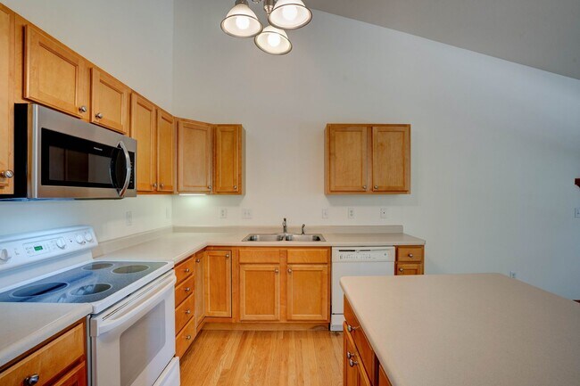 Building Photo - Woodridge Estates Townhomes