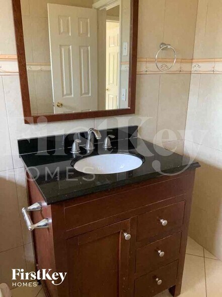 Building Photo - 727 S Pine St