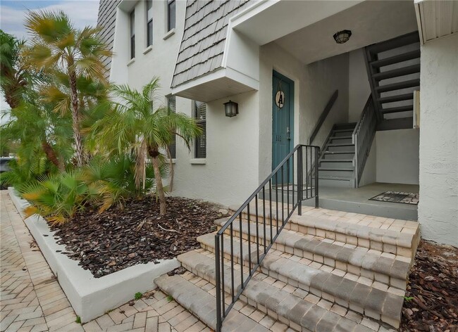 Building Photo - 704 Lyndhurst St