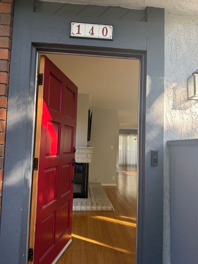 Building Photo - Turnkey End-Unit Townhome with Vaulted Ceilings & Garage