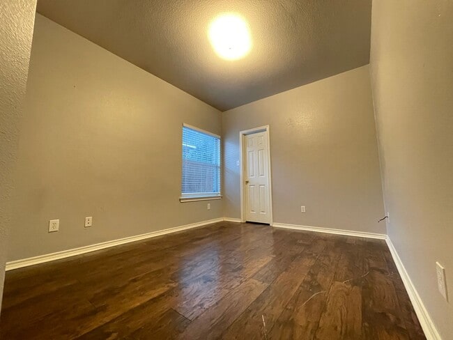 Building Photo - 3/2 Duplex with Garage